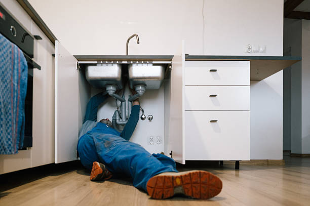 Professional Emergency Plumber technician working in Corbett, OR